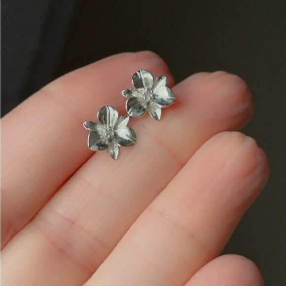 Platinum and Sterling Silver Flower Stud Earrings 9mm - Picture 10 of 12